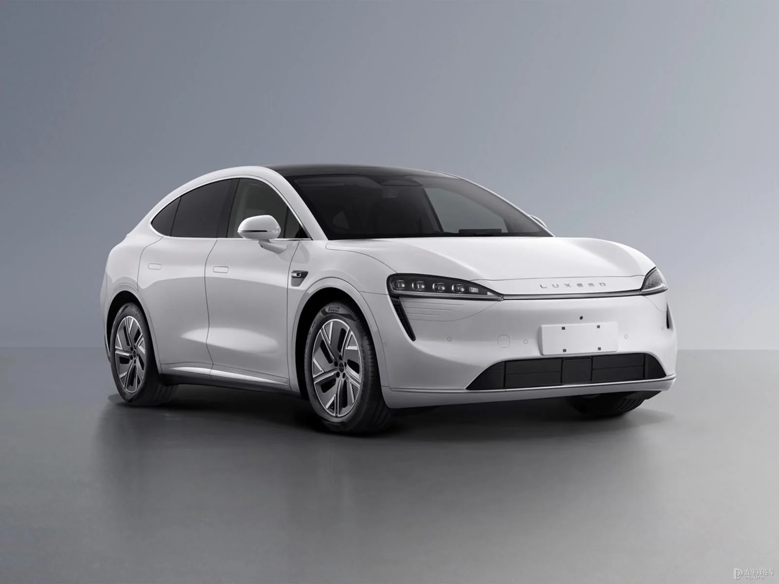 Luxeed R7 vehicle